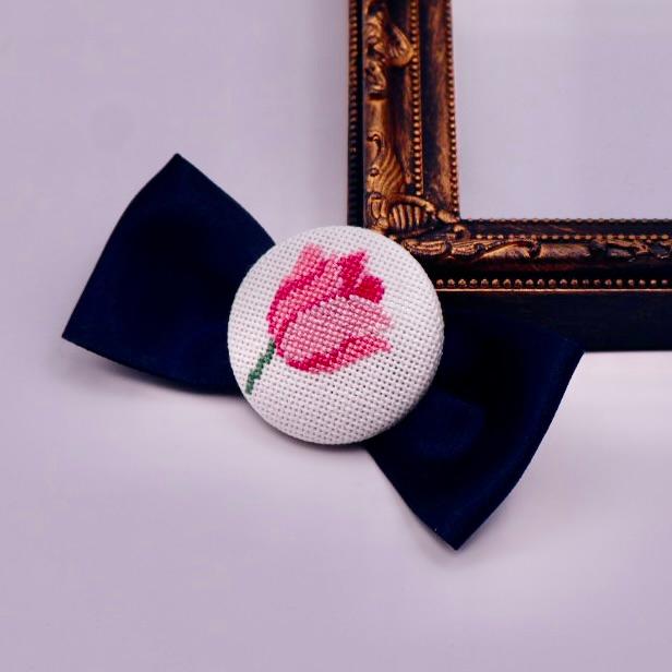 3月のくるみボタン チューリップの花 クロスステッチ刺繍1枚目の画像